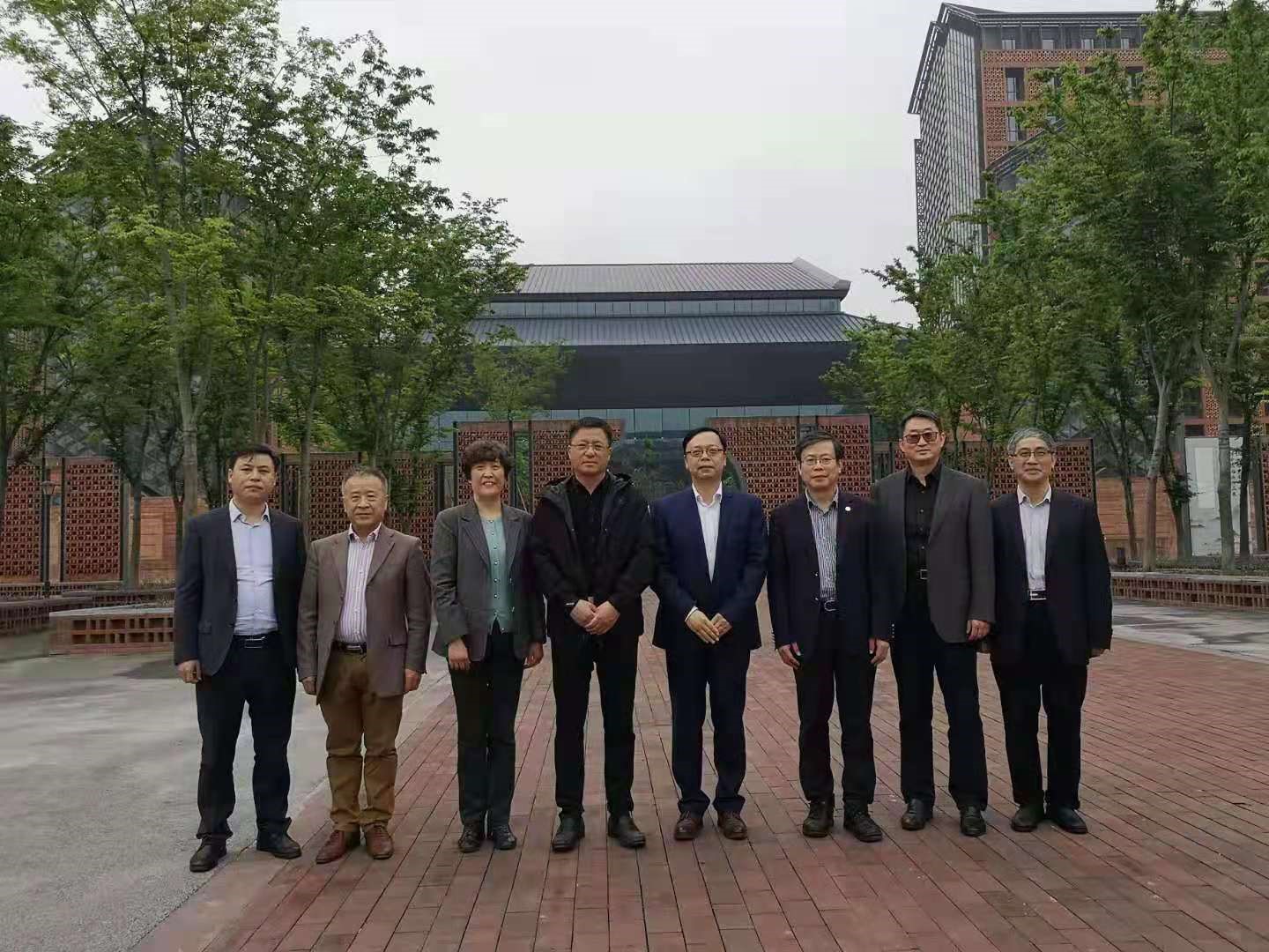 会后,赵来军院长,汪维书记和朱原书记交换了两个学院的纪念品.